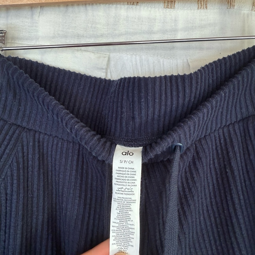 ALO Yoga Navy Ribbed Joggers - Picture 2 of 4